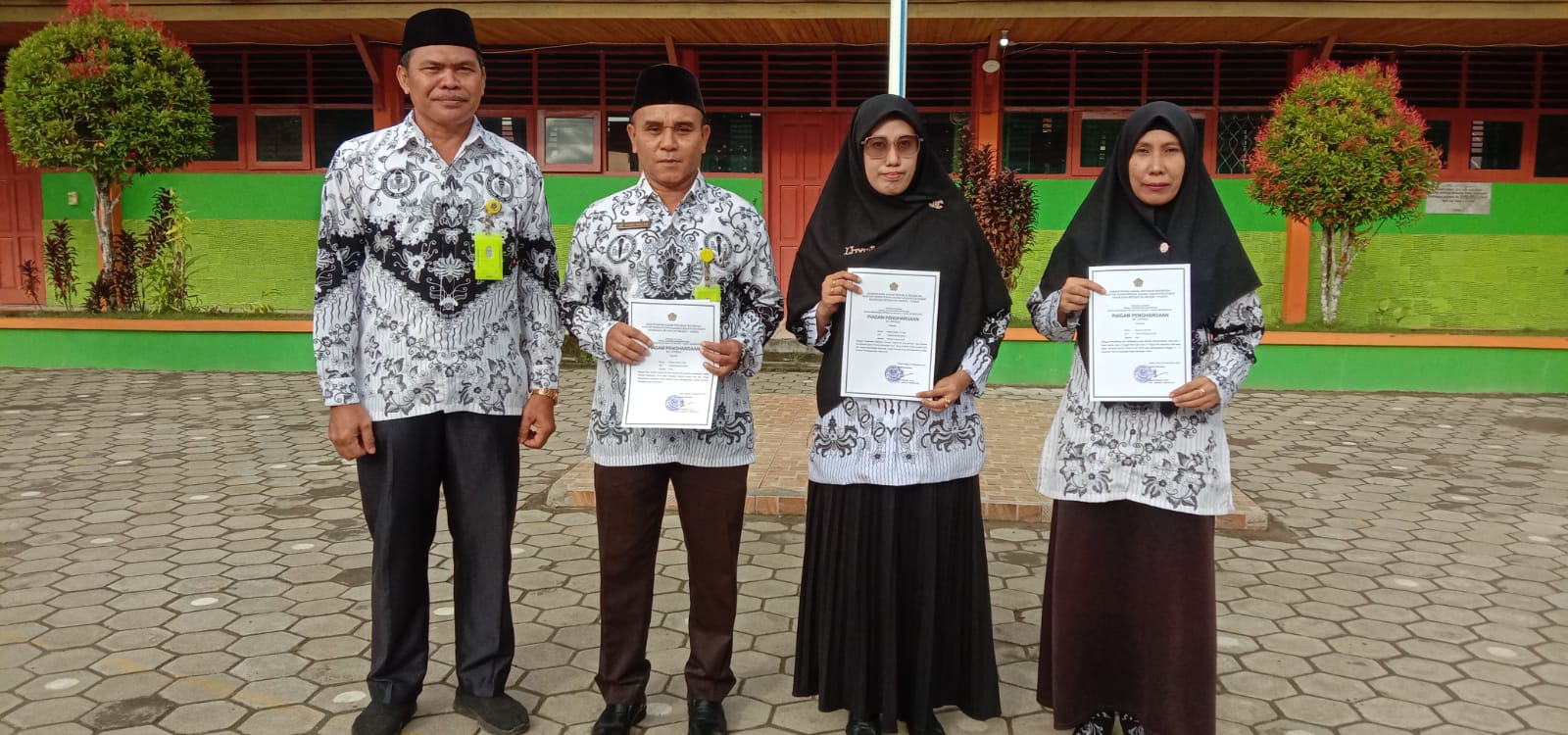 Foto bersama usai Penyerahan Piagam Penghargaan oleh Kamad MIN 1 Paser